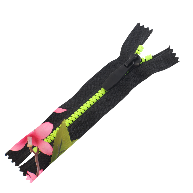 樹脂拉鏈和(hé)尼龍拉鏈的(de)區(qū)别